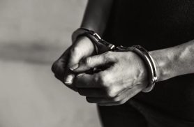 Adolescente de 17 anos invade casa, asfixia e estupra garota de 15 anos