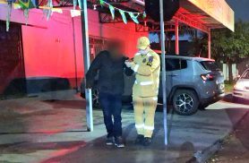 Homem é socorrido após sofrer queda em bar no Bairro Parque São Paulo, em Cascavel