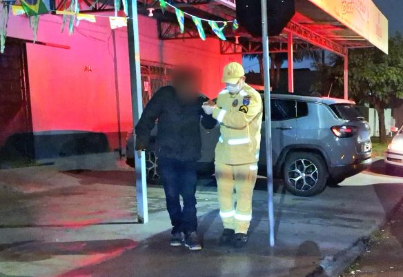 Homem é socorrido após sofrer queda em bar no Bairro Parque São Paulo, em Cascavel Homem é socorrido após sofrer queda em bar no Bairro Parque São Paulo, em Cascavel