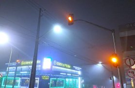 Falha em semáforos e neblina exigem cautela em cruzamento da Avenida Brasil