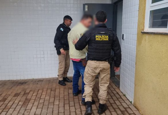 Motorista para no semáforo, dorme com carro ligado e é detido pela PM em Cascavel