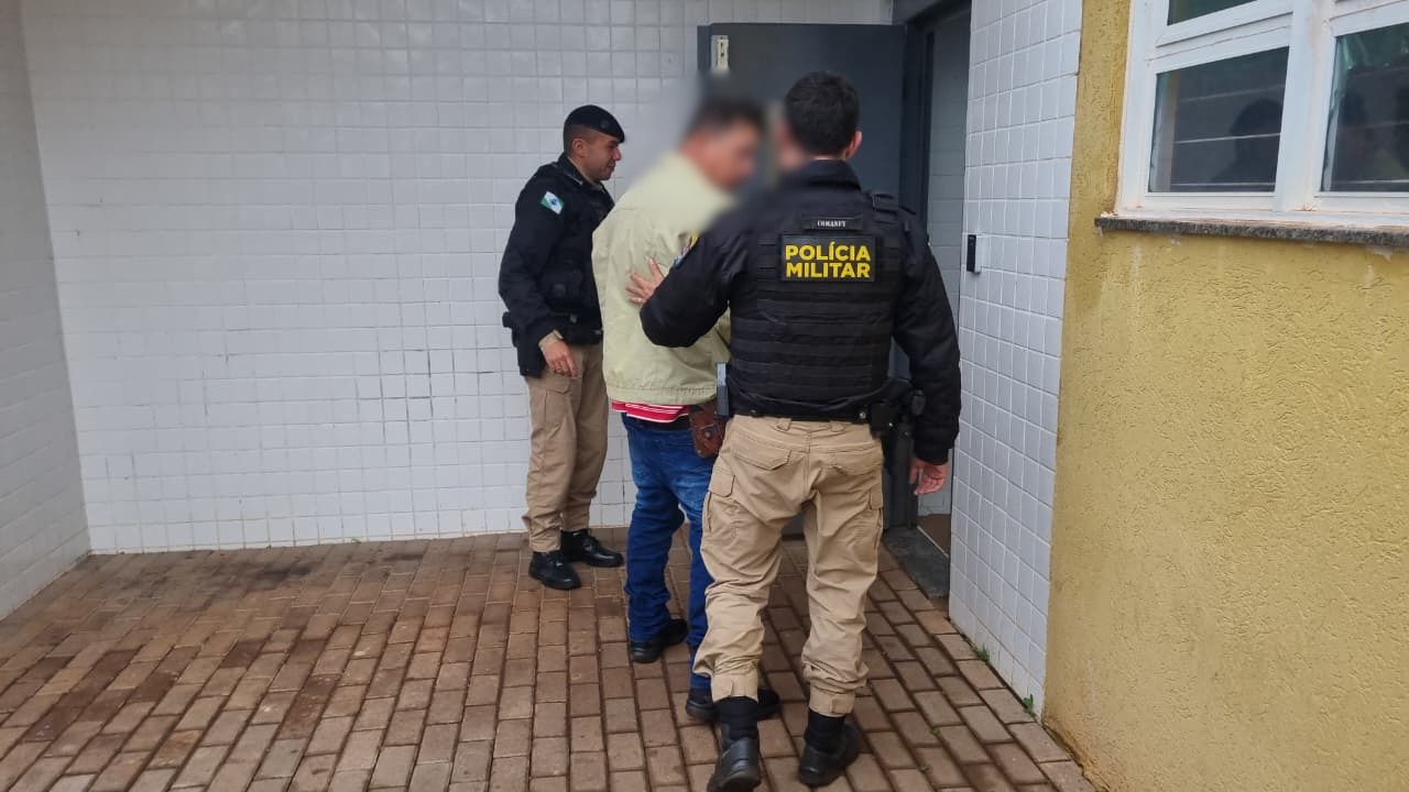 Motorista para no semáforo, dorme com carro ligado e é detido pela PM em Cascavel