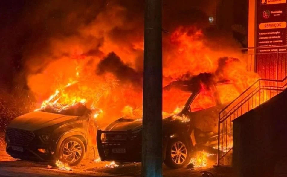 Imagem referente a Homem ateia fogo em viaturas do trânsito durante a madrugada
