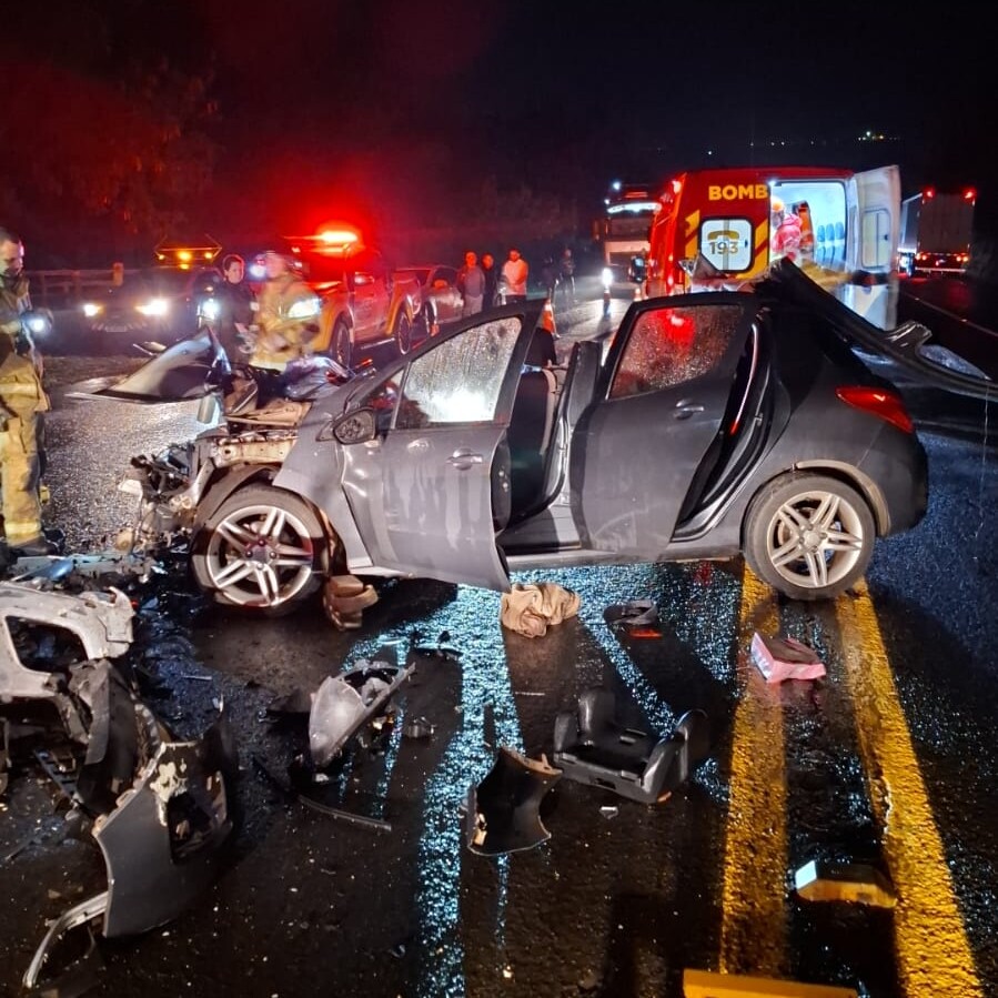 Imagem relativa a Grave acidente na PR-444 deixa três pessoas da mesma família feridas; motorista foge do local