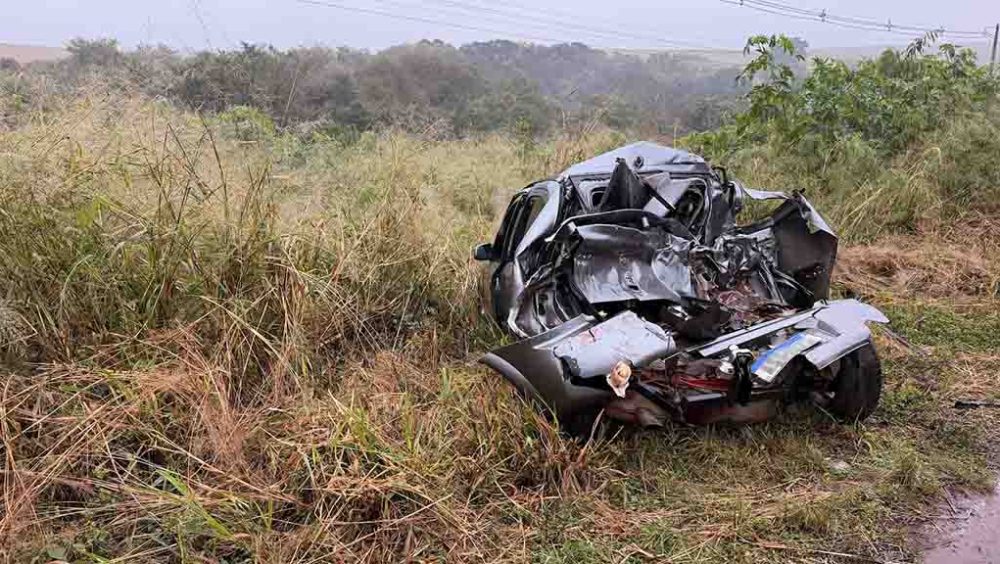 Motorista fica ferido após carro aquaplanar e ser atingido por carreta na PR-082 Imagem referente a Motorista fica ferido após carro aquaplanar e ser atingido por carreta na PR-082