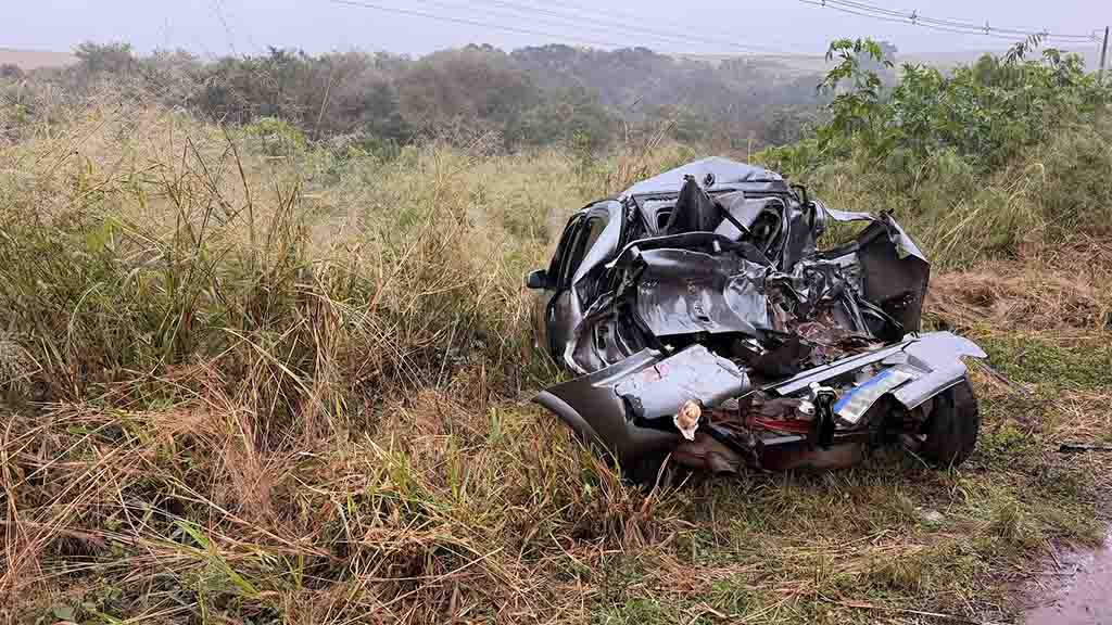 Motorista fica ferido após carro aquaplanar e ser atingido por carreta na PR-082 Imagem relativa a Motorista fica ferido após carro aquaplanar e ser atingido por carreta na PR-082