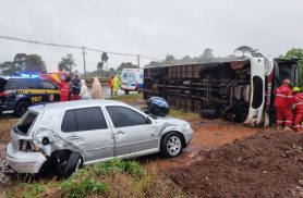 Atenção: BR-277 é interditada próximo à PRF para destombamento de ônibus