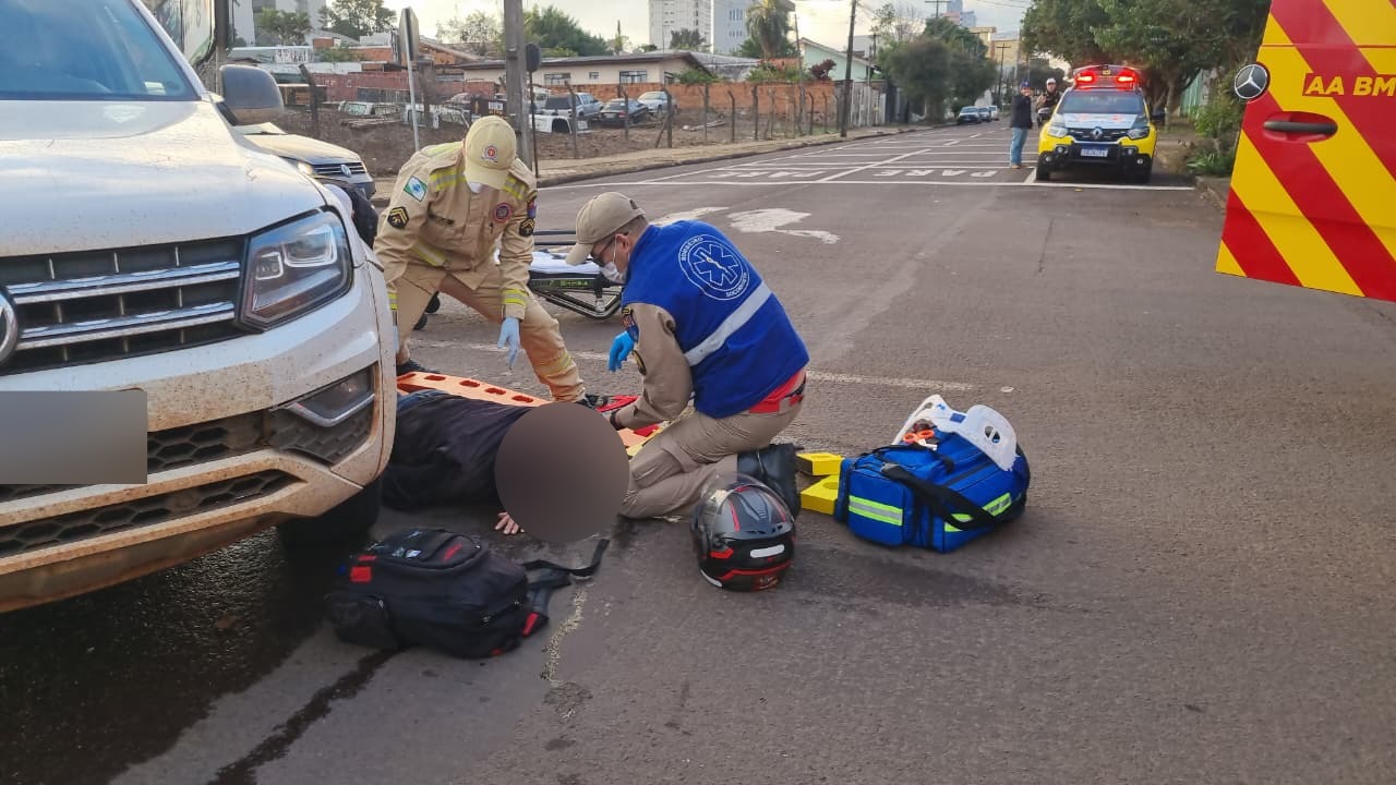 Motociclista fica ferido após acidente entre caminhonete e moto na Rua Vitória