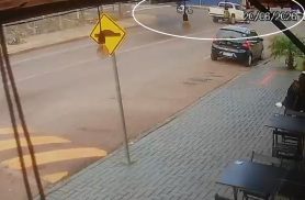 Câmera flagra acidente entre caminhonete e moto; motociclista fica ferido