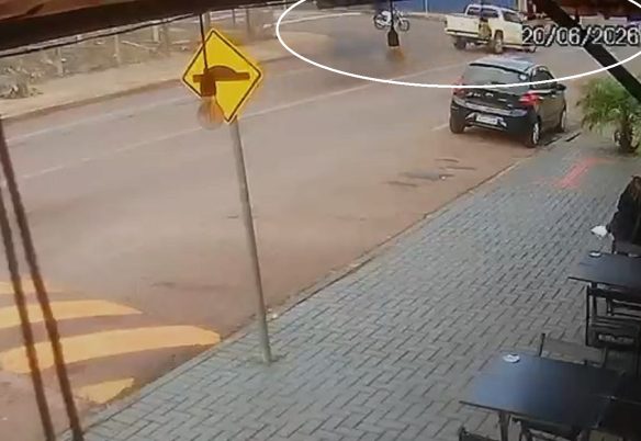 Câmera flagra acidente entre caminhonete e moto; motociclista fica ferido