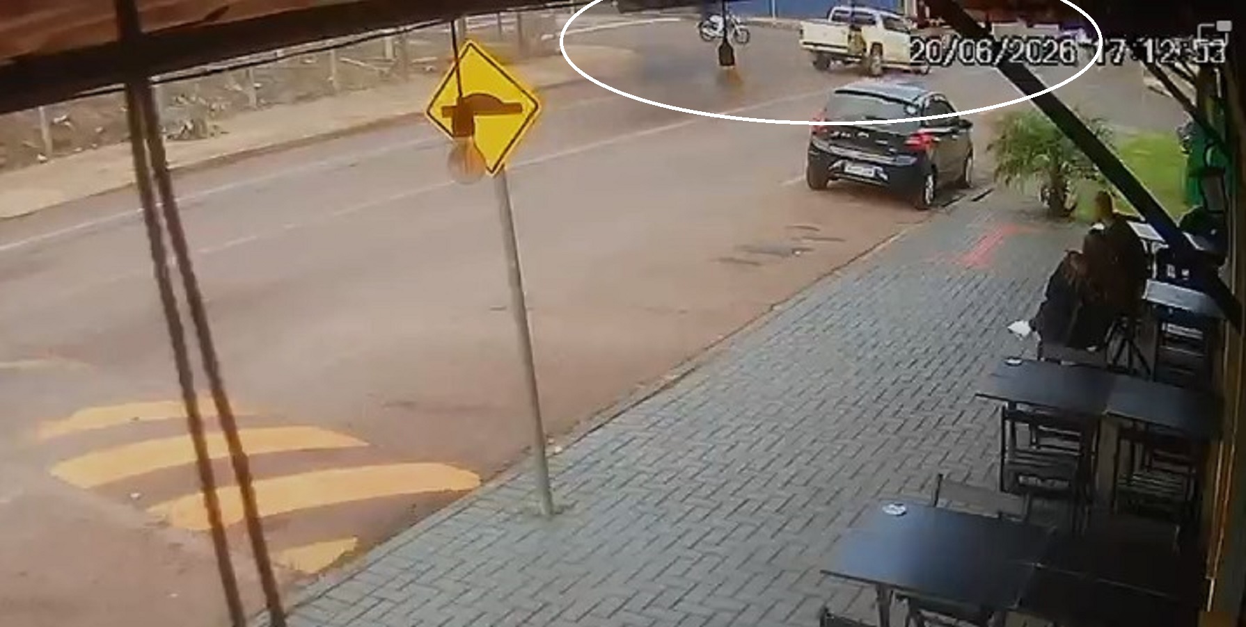 Câmera flagra acidente entre caminhonete e moto; motociclista fica ferido