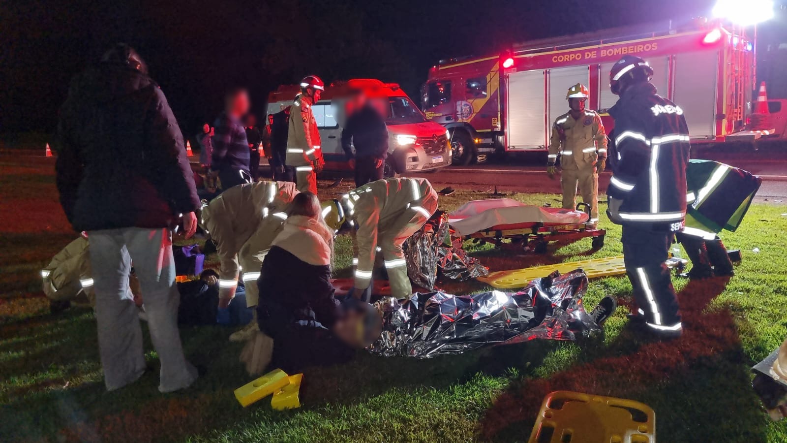 Grave acidente na BR-277 em Santa Tereza do Oeste deixa seis feridos e derruba poste