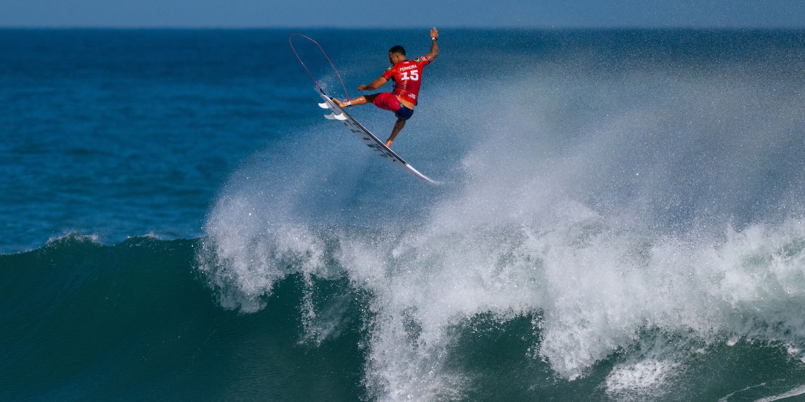 Imagem referente a Com 4 surfistas, Brasil segue na briga pela etapa de Saquarema