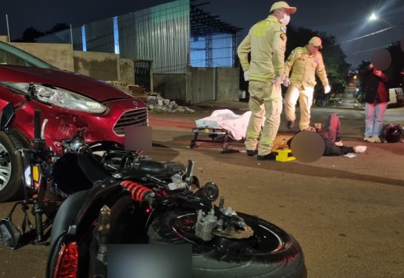 Motociclista fica ferido após colisão com carro na Rua Goiás, em Cascavel