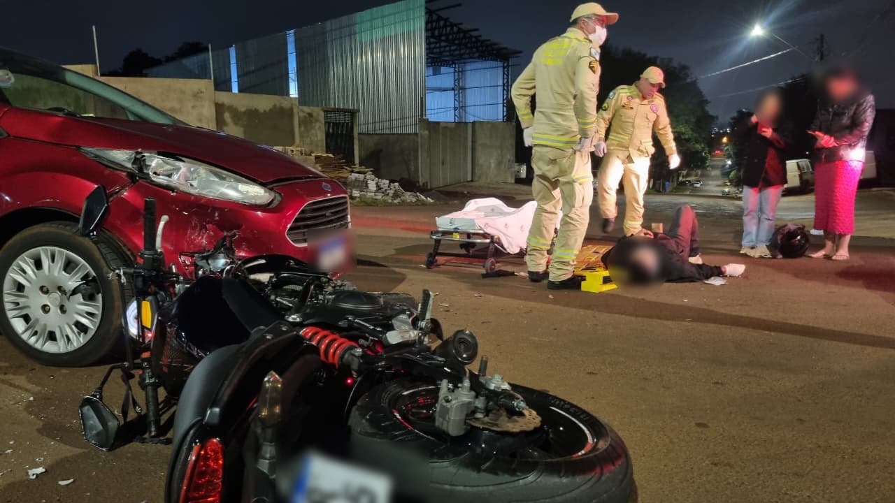 Motociclista fica ferido após colisão com carro na Rua Goiás, em Cascavel