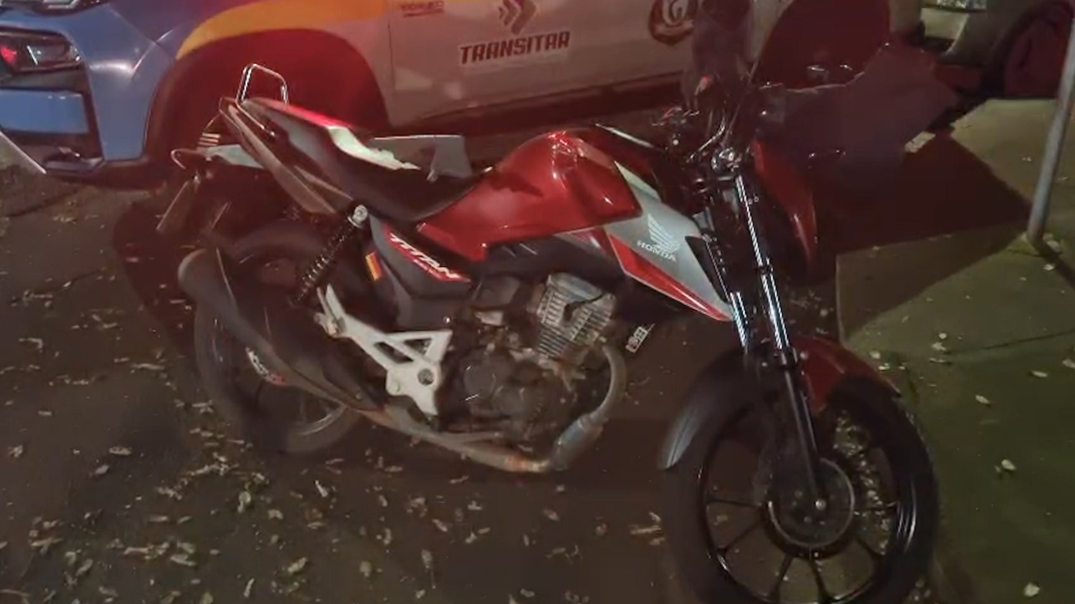 Motociclista de 24 anos fica ferida após acidente no centro de Cascavel