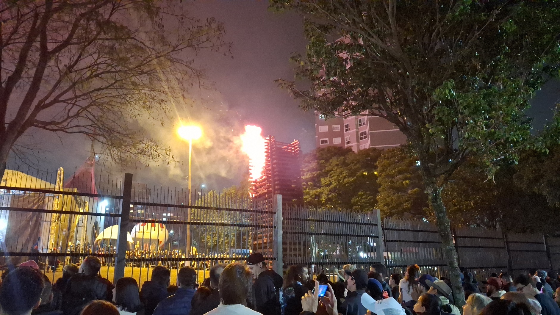 “Olha a fogueira!” Milhares lotam festa de São João em Cascavel para noite de fé e tradição