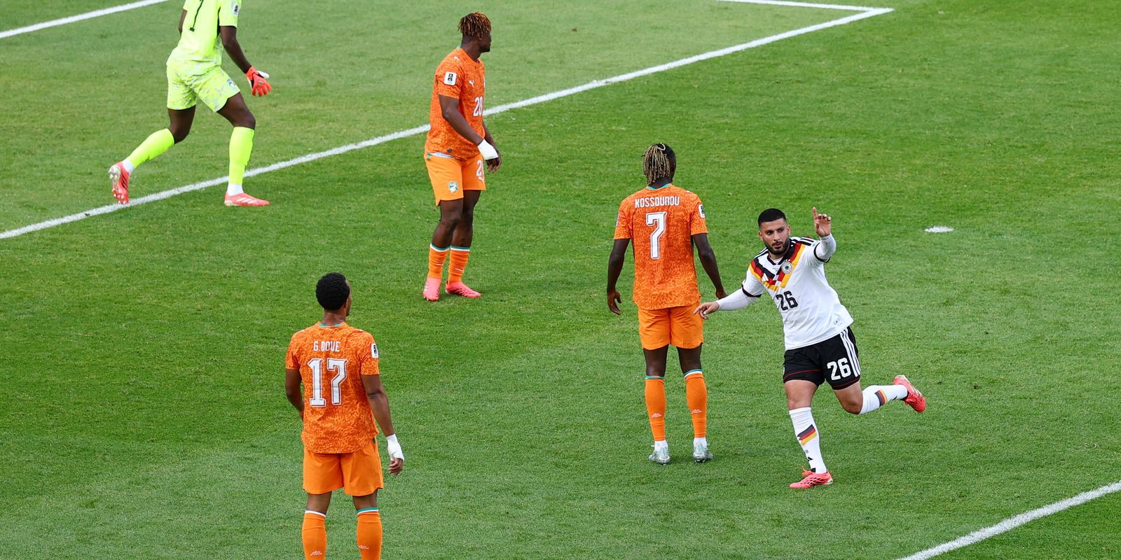 Imagem relativa a Alemanha vira sobre a Costa do Marfim e garante vaga na próxima fase