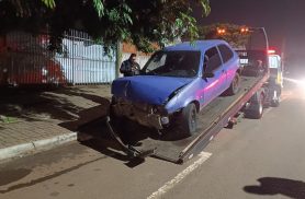 Motorista abandona carro após bater contra poste no bairro Cascavel Velho