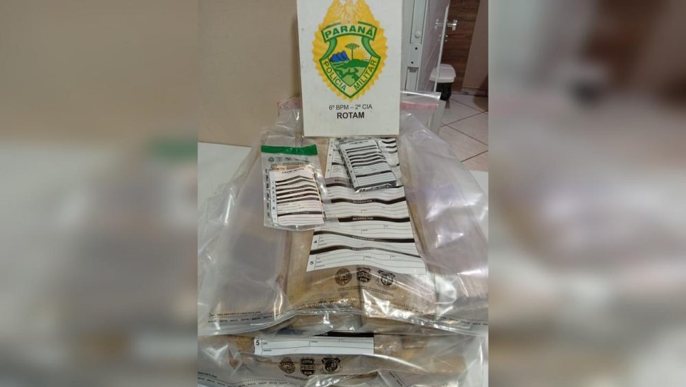 Passageira é presa com mais de 20 quilos de maconha em ônibus interestadual no Centro de Cascavel Imagem referente a Passageira é presa com mais de 20 quilos de maconha em ônibus interestadual no Centro de Cascavel