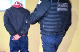 Guarda Municipal encontra homem que tentou se esconder após denúncia de violência doméstica no Cascavel Velho