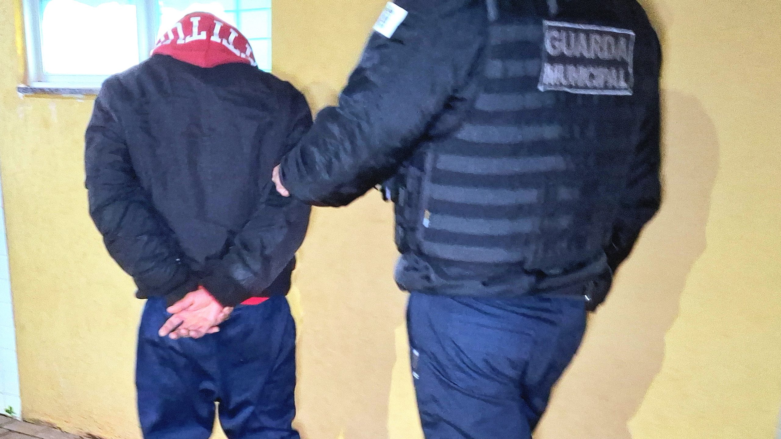 Guarda Municipal encontra homem que tentou se esconder após denúncia de violência doméstica no Cascavel Velho