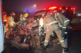 Clio bate na traseira de ônibus e deixa motorista entre as ferragens na BR-467