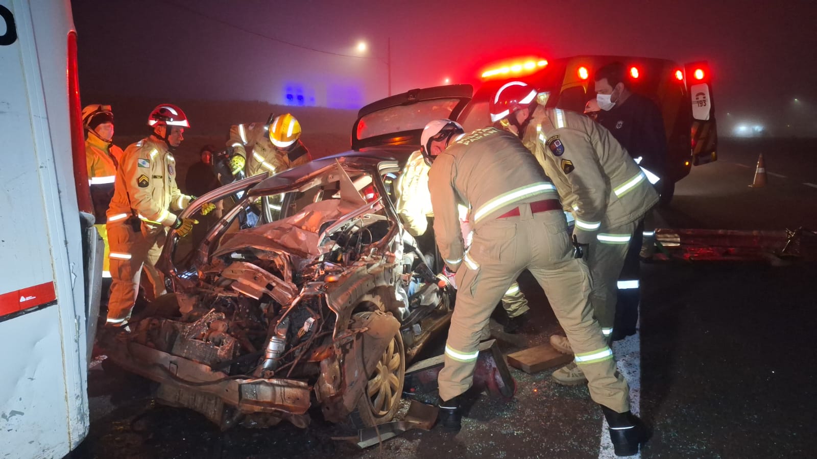 Clio bate na traseira de ônibus e deixa motorista entre as ferragens na BR-467