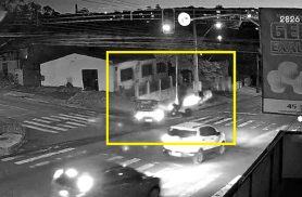 Vídeo mostra pancada entre picape e moto no Periolo; entregador ficou ferido