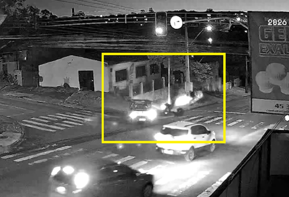 Vídeo mostra pancada entre picape e moto no Periolo; entregador ficou ferido