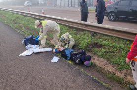 Queda de moto deixa vítima na canaleta em Cascavel