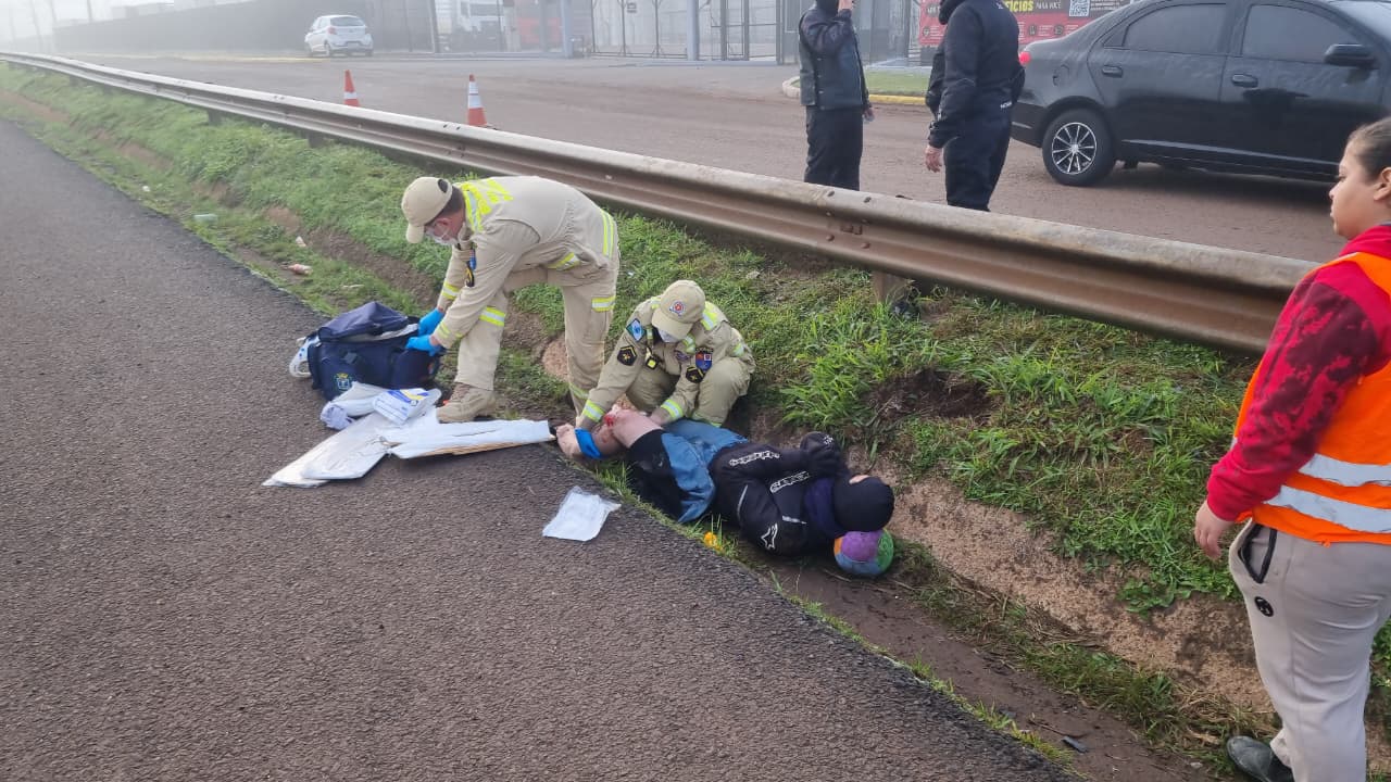 Queda de moto deixa vítima na canaleta em Cascavel