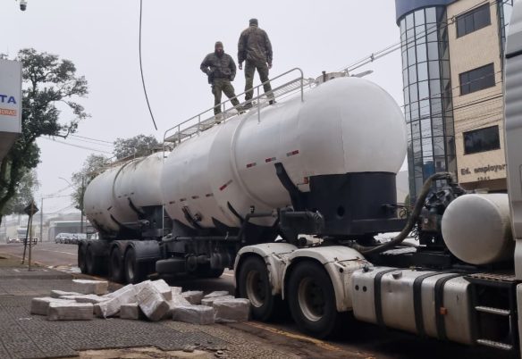 Homem usa caminhão-tanque para transportar drogas e é preso em operação da PF com BPFron