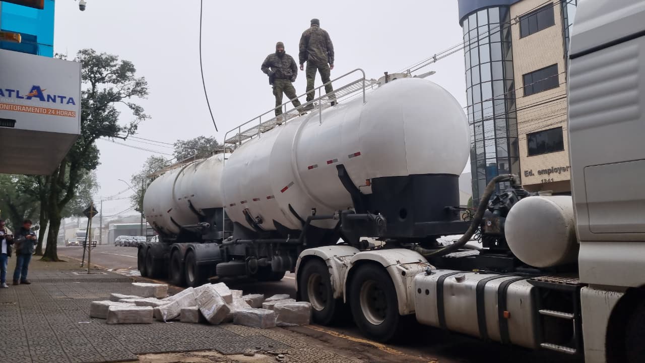 Homem leva 1,6 tonelada de drogas em caminhão-tanque e é preso pela PF e BPFron