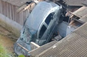 Carro perde o controle e invade casa; idosa escapou ilesa