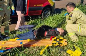 Jovem motociclista fica ferido após colisão em cruzamento no bairro Esmeralda