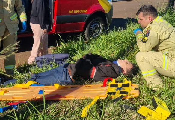 Jovem motociclista fica ferido após colisão em cruzamento no bairro Esmeralda