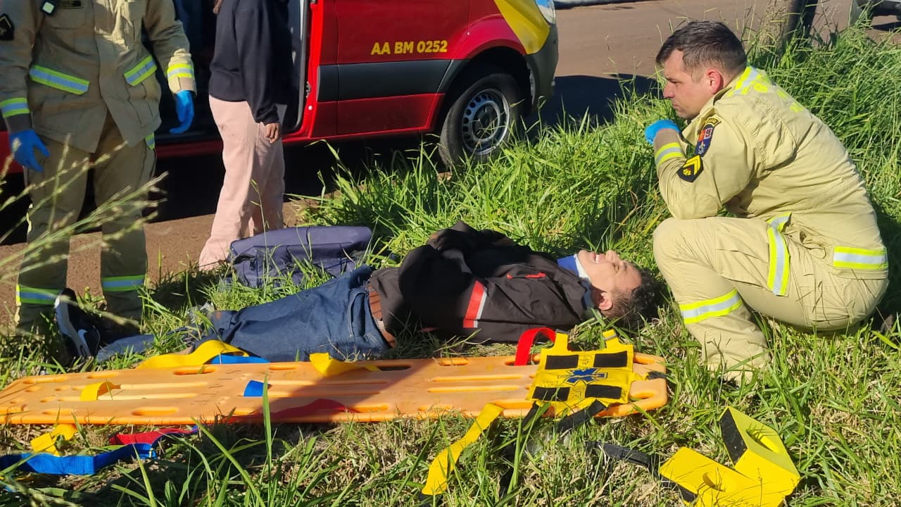 Jovem motociclista fica ferido após colisão em cruzamento no bairro Esmeralda