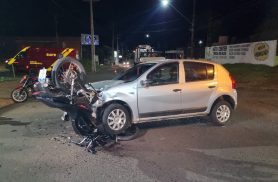 Moto fica bastante danificada após acidente na Rua Rio da Paz em cascavel Moto fica bastante danificada após acidente na Rua Rio da Paz em cascavel