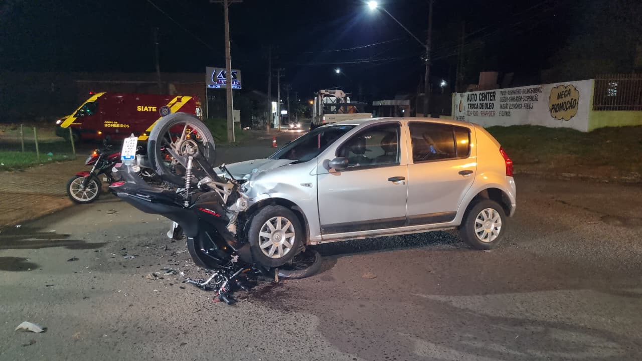 Moto fica bastante danificada após acidente na Rua Rio da Paz em cascavel