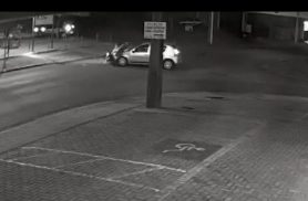 Câmeras de segurança registram grave colisão entre carro e moto na Rua Rio da Paz em Cascavel