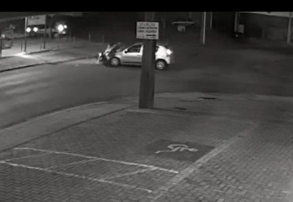 Câmeras de segurança registram grave colisão entre carro e moto na Rua Rio da Paz em Cascavel Câmeras de segurança registram grave colisão entre carro e moto na Rua Rio da Paz em Cascavel