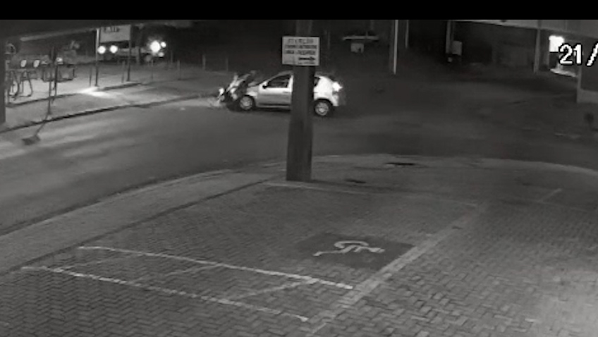 Câmeras de segurança registram grave colisão entre carro e moto na Rua Rio da Paz em Cascavel