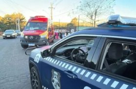 Mulher tenta ver confusão entre vizinhos e é atropelada por motocicleta