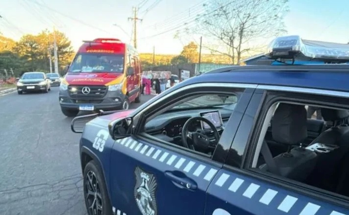Mulher tenta ver confusão entre vizinhos e é atropelada por motocicleta Imagem referente a Mulher tenta ver confusão entre vizinhos e é atropelada por motocicleta