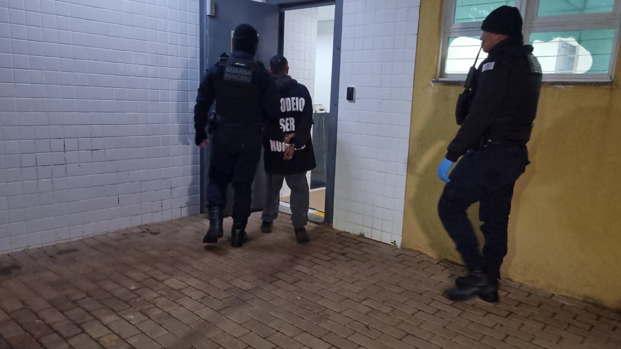 Casal é detido com facas após resistir à prisão e ameaçar Guardas Municipais em Cascavel