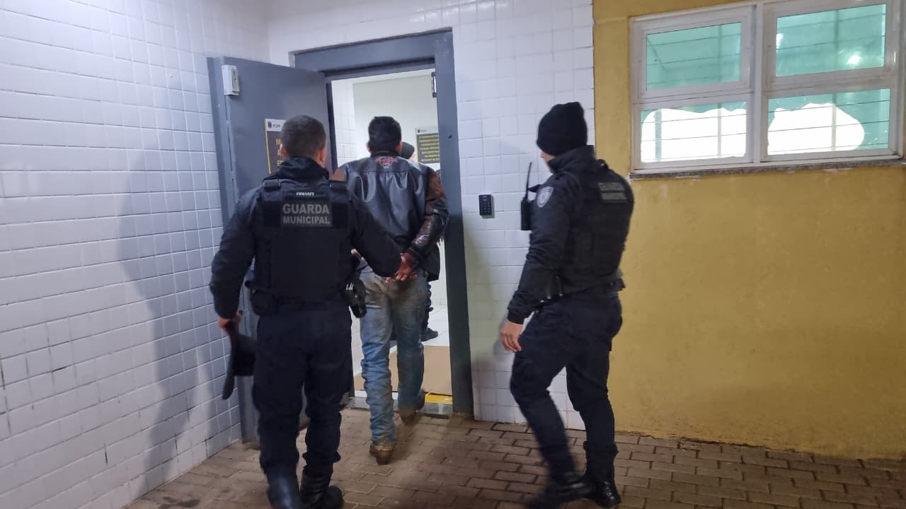 Baderna em frente à base da Guarda Municipal termina com dois detidos no Bairro Floresta