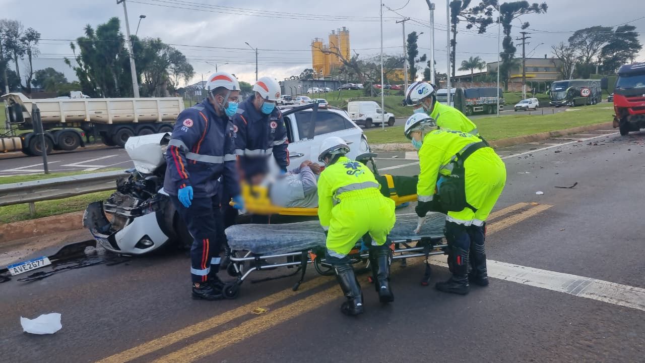Engavetamento entre caminhonete, carro e caminhão é registrado na BR-277