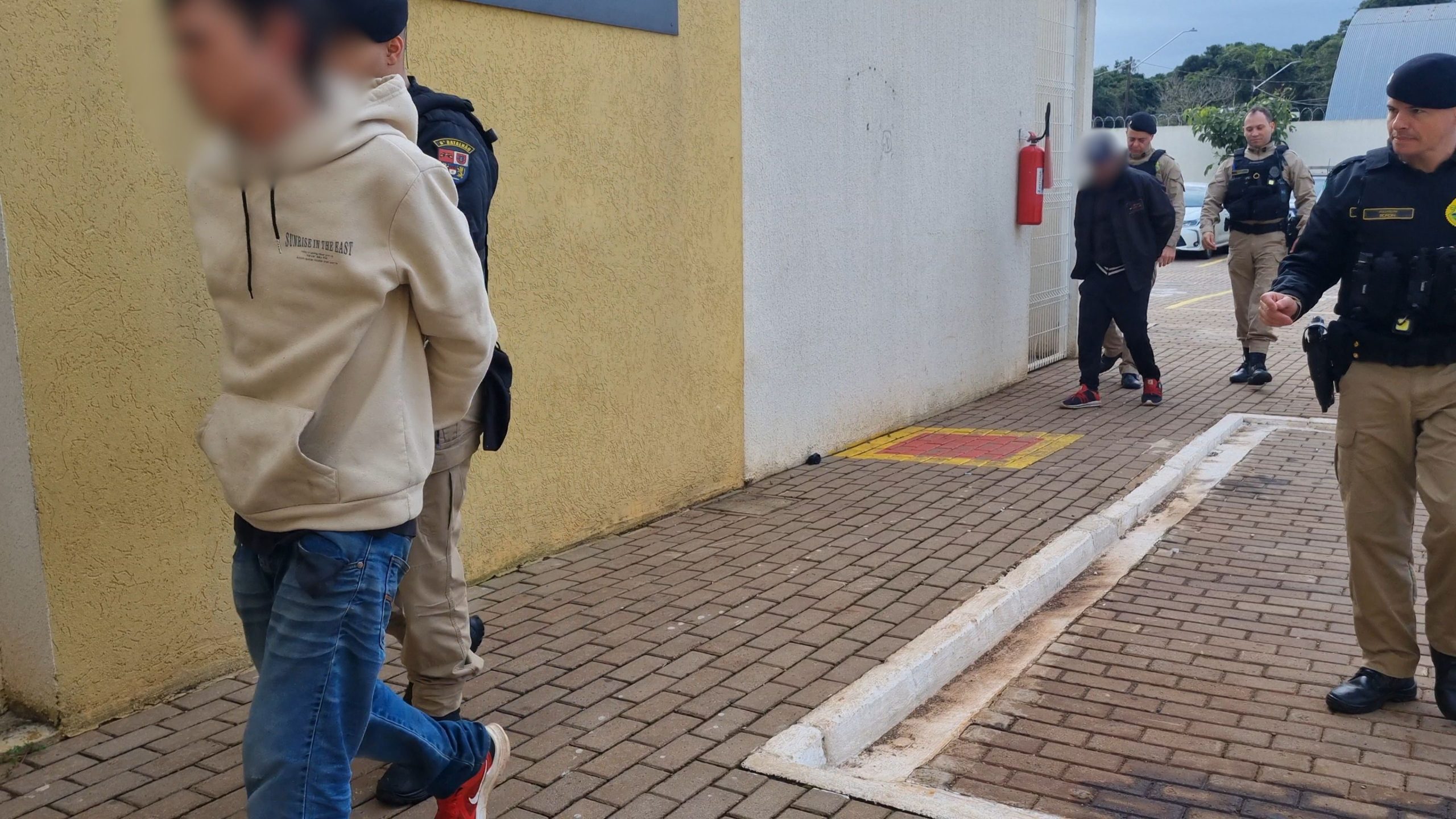 Suspeitos de tráfico escondiam drogas em suporte de energia de prédio do Ministério Público