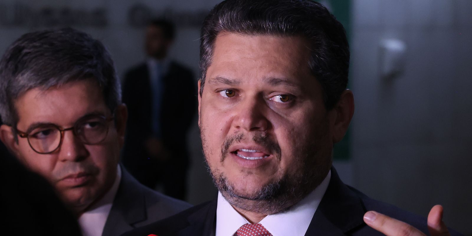 Imagem referente a Alcolumbre mantém PEC 6x1 travada em semana esvaziada no Senado